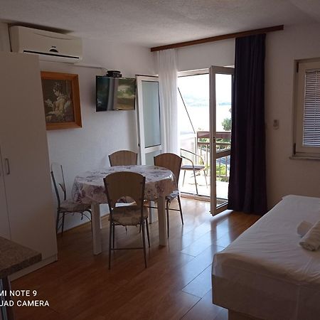 Apartments Mihovil 오미스 객실 사진